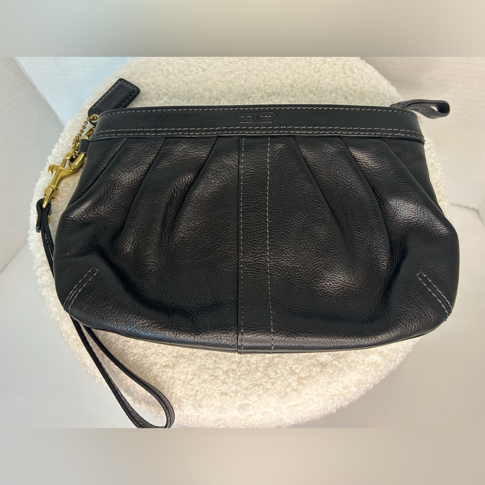 Coach Black Leather Wristlet. w/hang tag. Detachable wristlet.